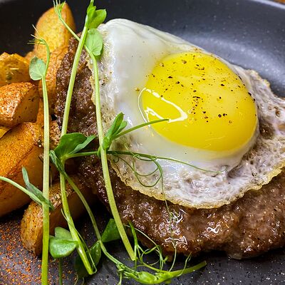 Бифштекс с печеным картофелем в Cubby Bar по цене 640 ₽