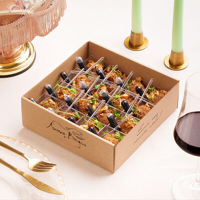 Бокс чиз-боллов в ржаной понировке с луком фри и соусом в капсуле в Линия Вкуса по цене 2900 ₽