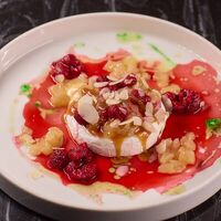 Запеченный камамбер с малиной и грушей конфив Bar original