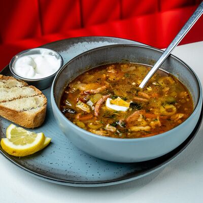 Солянка с фирменными копченостямив Метро Cafe по цене 539 ₽