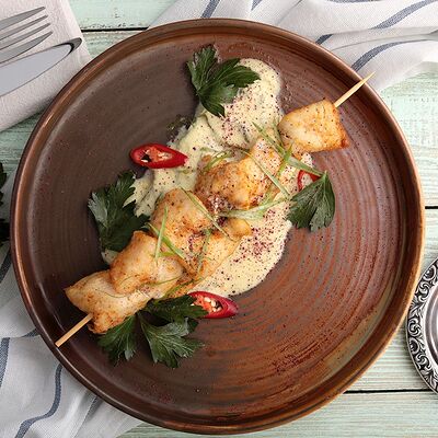 Шашлык из филе сома на подушке из цукини с луковым соусом в Кавказ по цене 730