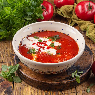 Томатный суп с креветками, Страчателлой и базиликом в Сыроварня по цене 750