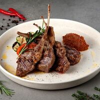 Каре ягненка с овощами гриль в Wine More Bar