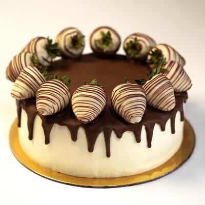 Торт с клубникой в белом шоколаде в Клубника в шоколаде VeryBerryLab по цене 5990