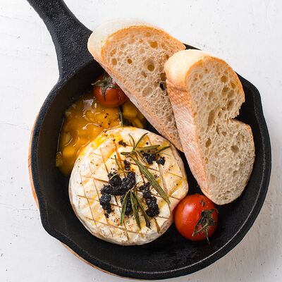 Запечённый сыр камамбер с манго и трюфелем в Березка по цене 38 р.