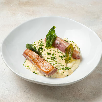 Утиная грудка с томленой пшенной кашей и соусом из белых грибов в Парк Культуры по цене 900 ₽