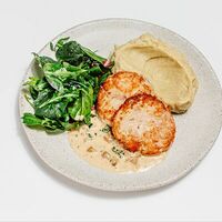Куриные котлеты с пюре и грибным соусом в Beyond