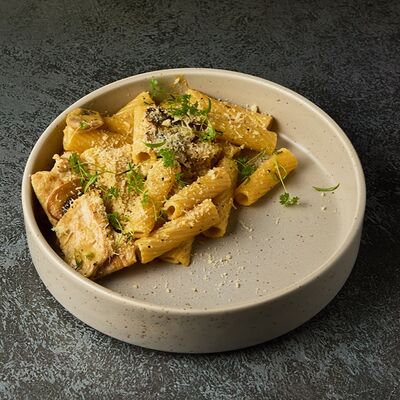 Паста с курой и грибами в соусе каррив Игристые по цене 450 ₽