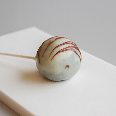 Кейк-попс в белом шоколаде в Sovka Coffee по цене 190 ₽