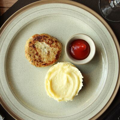 Куриная котлета с картофельным пюре в Мясо & Рыба по цене 460 ₽