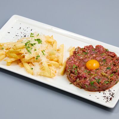 Классический тартар из говядины с картофелем фри в Stella Lounge по цене 37 р.