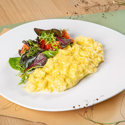 Скрембл с томатами и зеленью в М2 Органик Клуб Патриаршие по цене 750 ₽