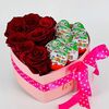 Красные розы с Kinder Сюрпризом в подарочной коробке-сердце в Дарите красиво по цене 5559