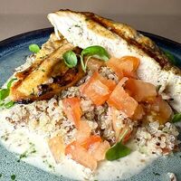 Куриный стейк с киноа и томатным провансом в Piccola Pizza