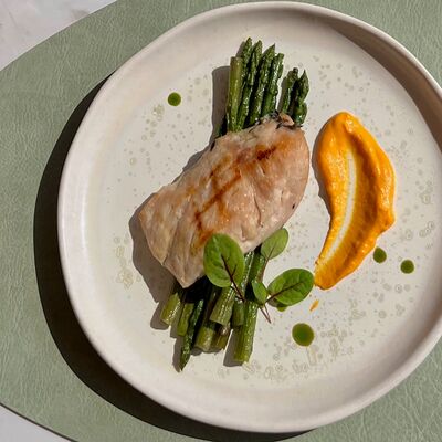 Куриная грудка на гриле со спаржей и морковным соусом в Ресторан Европа по цене 530 ₽