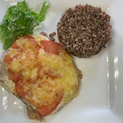 Свиная отбивная с помидором и сыром с гречкой и грибами в Карасёвня по цене 444 ₽