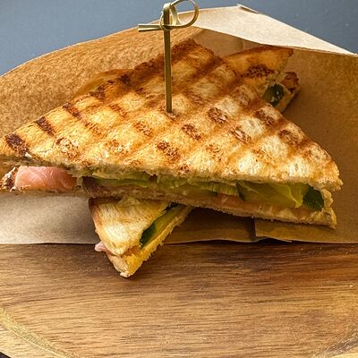 Сэндвич с сёмгой в Caramel по цене 400 ₽