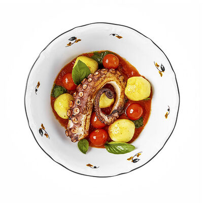 Осьминог на гриле с овощами в Каспийка по цене 2100 ₽