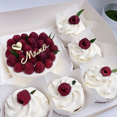 Бенто торт и 5 капкейков с малиной Маме в Кондитерская VO по цене 5500 ₽
