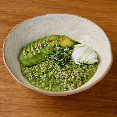 Зеленая гречка со шпинатом и яйцом пашот в Клёво по цене 390 ₽