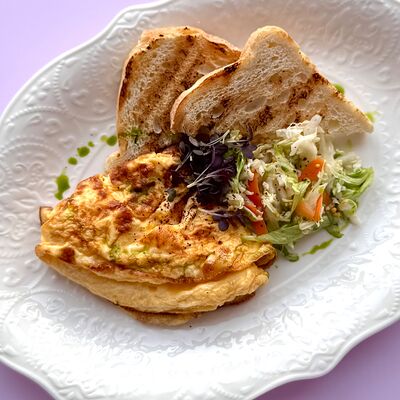 Омлет с пряным салатом и тостомв Просто Азия x Десертория по цене 410 ₽