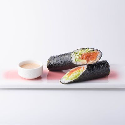 Хэнд-ролл с лососем в Lili New Wave Sushi по цене 520 ₽