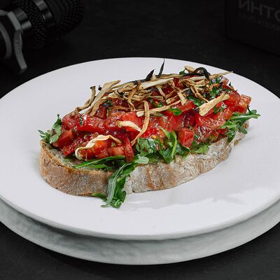 Брускетта со сладкими томатами и оливковым маслом в Интонация по цене 540 ₽