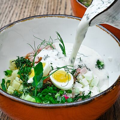 Окрошка на мацони с перепелиным яйцом и копченой индейкой в Pivino по цене 360