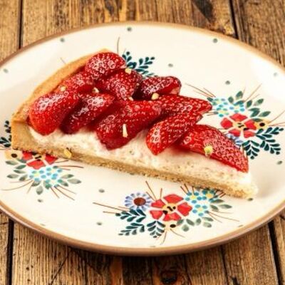 Пирог со свежей клубникой в Сыроварня по цене 690 ₽