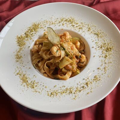 Паста с креветками и фисташковым крамблом в Вино и еда по цене 790 ₽