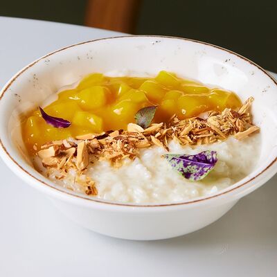 Рисовая каша с вареньем из манго и миндалём (кок. молоко) в Forest по цене 490 ₽