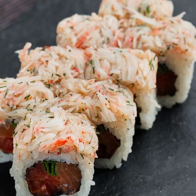 Роллы с крабом и сладким чили в Хорошие руки - Роллы по цене 920 ₽