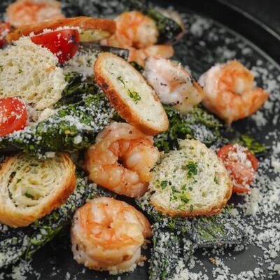 «Чёрный Цезарь» с креветками в Рестобар Гриль 39 по цене 920 ₽