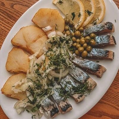 Сельдь с картофелем и зелёным горошком в Соль & Перец по цене 397 ₽