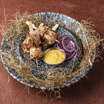 Сало на подушке из бородинского хлеба с горчицей и красным луком в Гастробар Дружба по цене 550 ₽