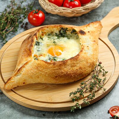 Хачапури по-аджарский с зеленьюв Шардени по цене 650 ₽