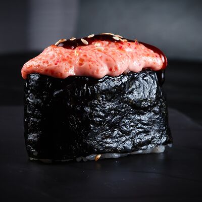 Запеченный гункан с семгой в Crystal Sushi & Rolls по цене 990 ₸