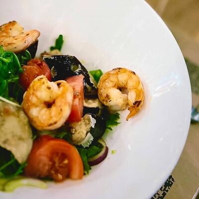 Салат с хрустящими баклажанами и креветками в Kinza по цене 605 ₽