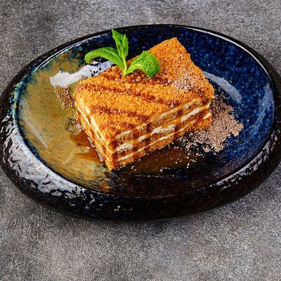 Медовик классический в Sushi & More по цене 300 ₽