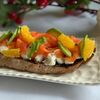 Брускетта с форелью холодного копчения, авокадо и филе апельсина в Птичка по цене 430