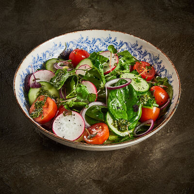 Салат из свежих овощей с соусом песто в Гранат по цене 495