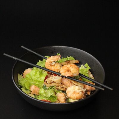 Теплый салат с морепродуктами в Оsaka по цене 690 ₽