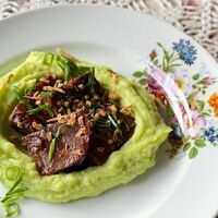 Щеки телячьи с картофельным пюре с васаби и соусом красное вино в Ресторан домашней еды Маруся