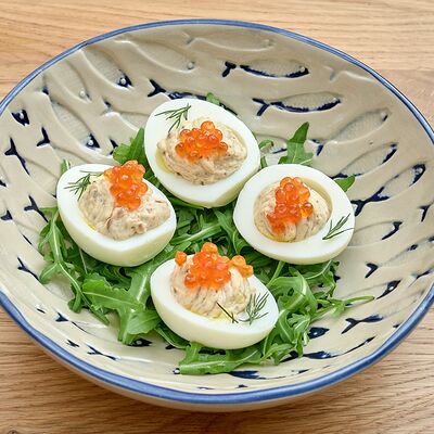 Фаршированные яйца с красной икройв Местные по цене 420 ₽