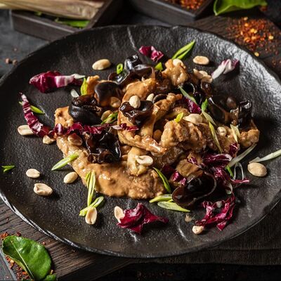 Салат из баклажанов и древесных грибов в Лапша и Утка по цене 750 ₽