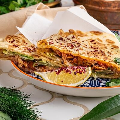 Манакиш с курицей в Maroon по цене 1090 ₽