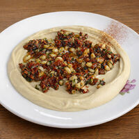 Хумус с сальсой из вяленых томатов в Smoke BBQ