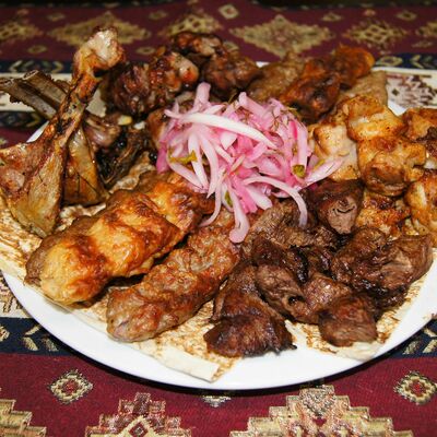 Ассорти из шашлыка и люля-кебабов в Пловия по цене 4000