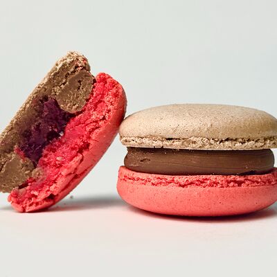 Макарон Клюква-шоколад в Настрой десерт по цене 180 ₽