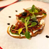 Брускетта с вялеными томатами в Iris